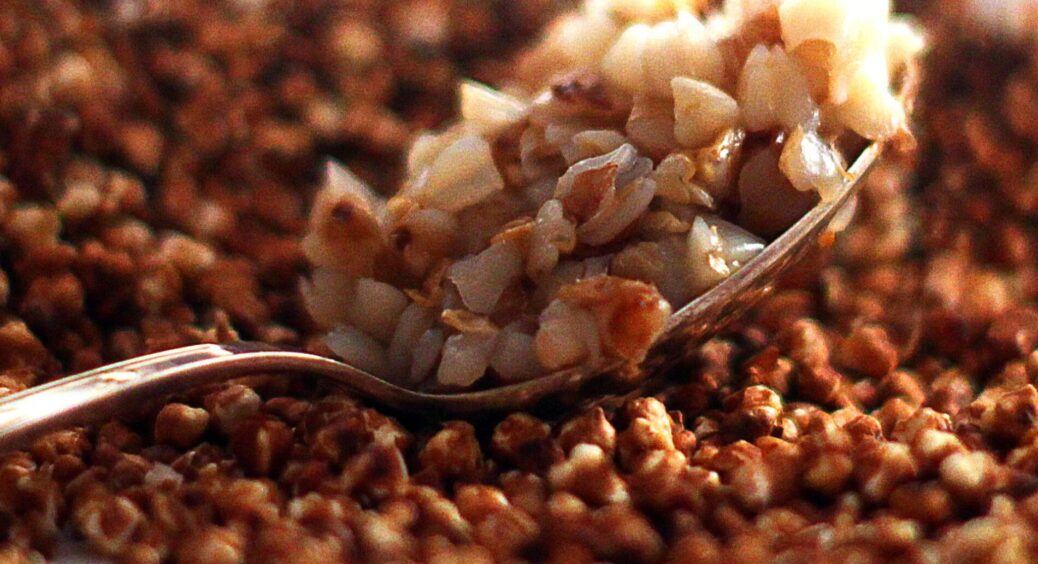 Гречка розсипчаста й ароматна без масла: перед варінням роблю 1 рух — і смак кращий у рази 