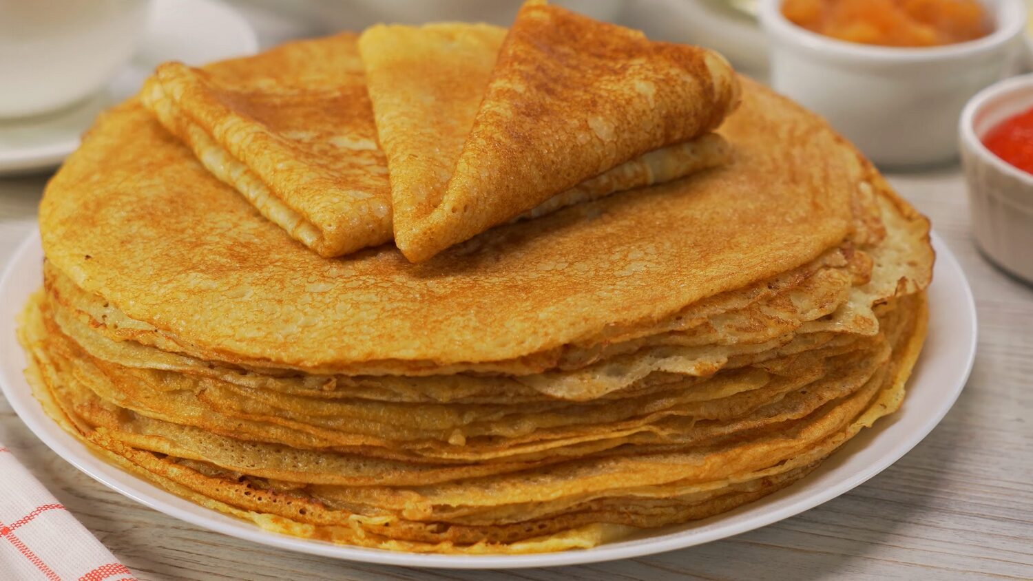 Кулінари розповіли, який інгредієнт робить тісто для млинців ідеальним