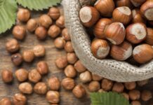 Експерти розповіли, як легко та зручно розколоти горіхи фундука  