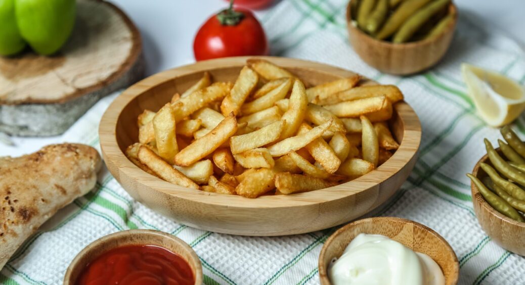 Чоловік у мене наминає кілограмами картоплю фрі, але не гладшає: використовую “трюк”, який всім пригодиться 