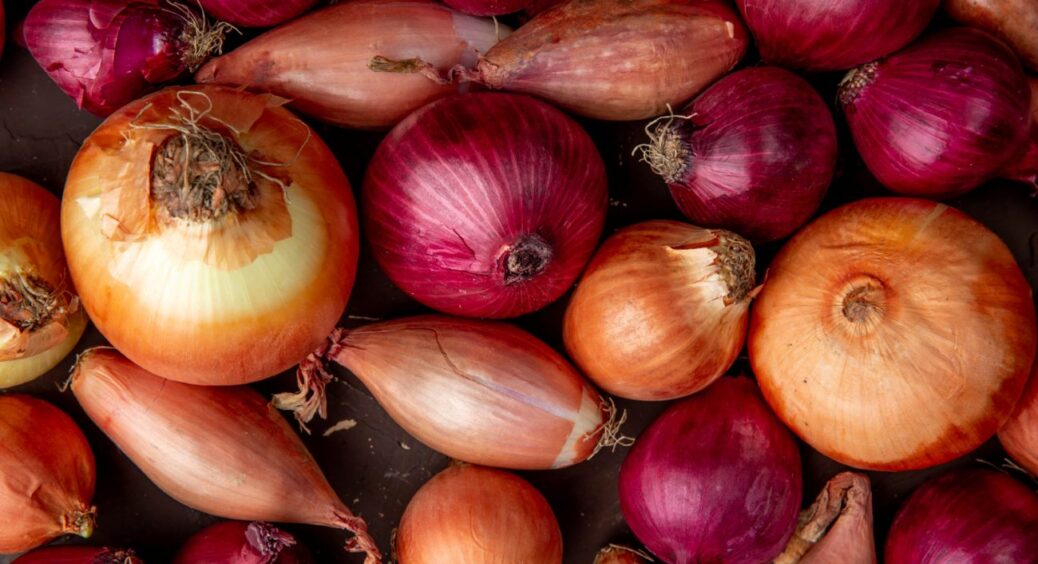 Більше ніяких сліз: сусідка розповіла один секретний трюк, від якого цибуля з власного городу не “щипле” очі 