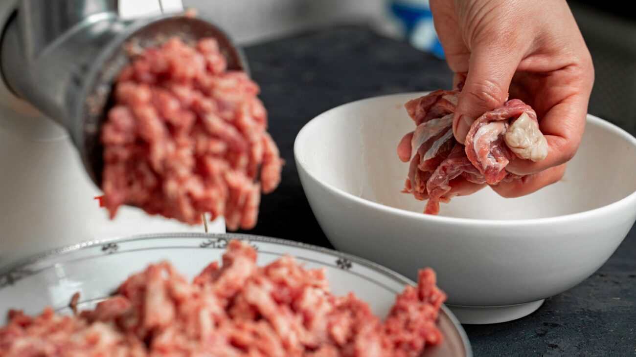 Господині розповіли, коли солити мʼясо, щоб воно не було жорстким 