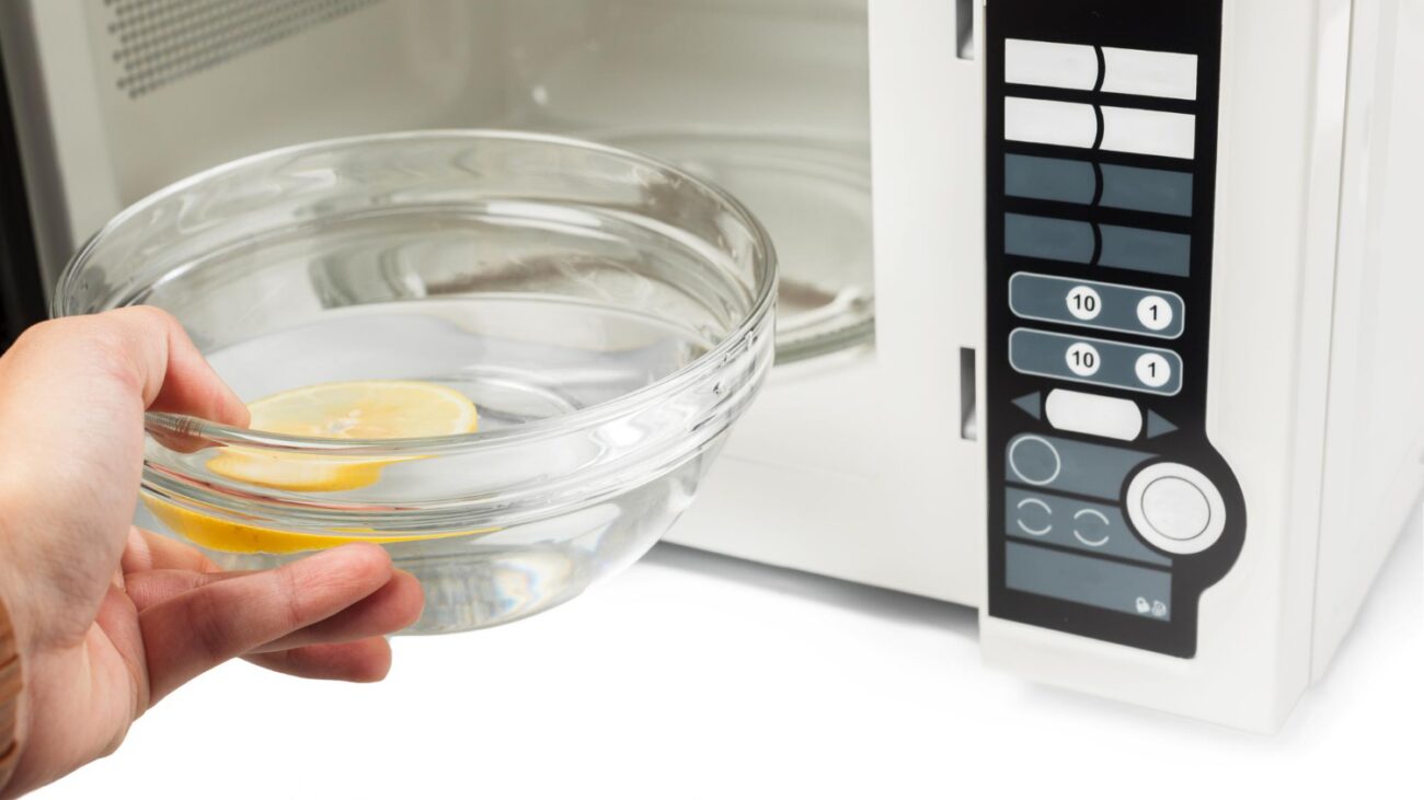 Господині розповіли, як швидко очистити мікрохвильову піч від жиру