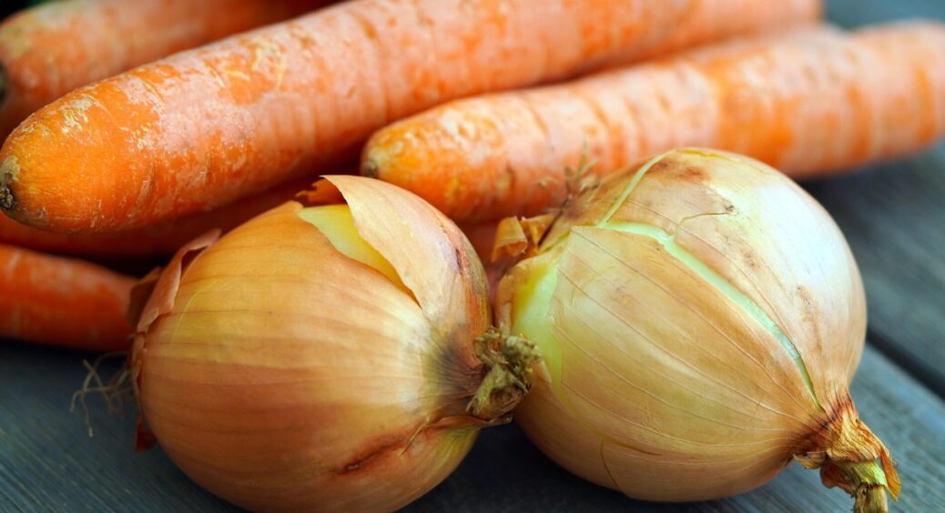 Свекруха “змусила” запам’ятати 1 правило, аби її син смачно харчувався: що смажити першим – цибулю чи моркву 
