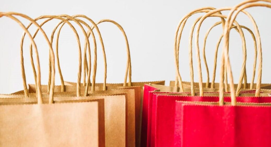 Досвідчені господарки сказали, як правильно зберігати пакети з пакетами: корисні “фішки” для порядку вдома 