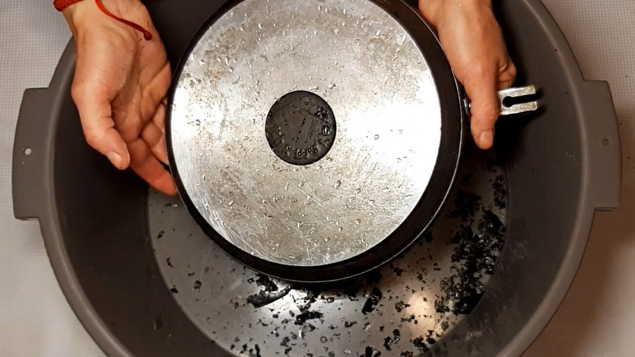 Господині розповіли як без хімії очистити посуд від нагару