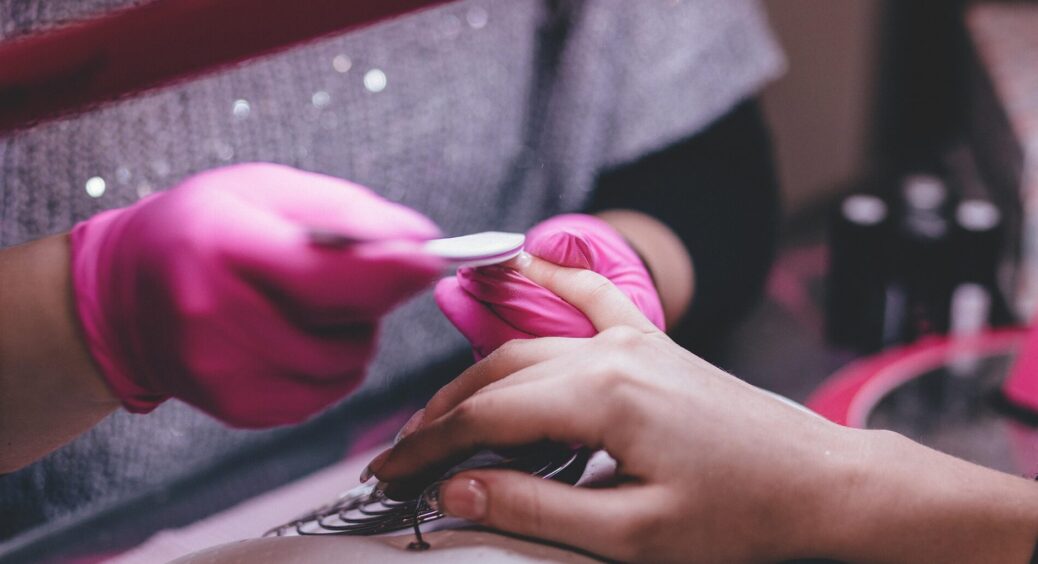 Зірки кажуть, що не можна фарбувати нігті на Новий рік такими кольорами: можна відігнати фортуну на 2026 