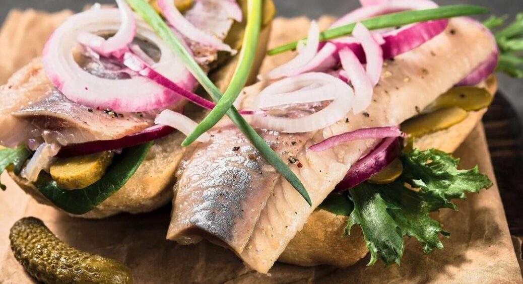 Готую оселедець по-особливому – виходить смачніше за покупний: за раз можна з’їсти цілу рибку, а то і 2 