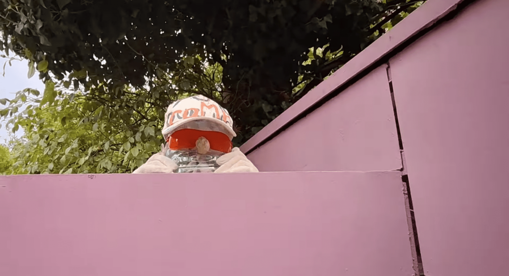 Зробила саморобного сторожа з пляшки й рукавиці та розсміялася: тепер і птахи бояться, і настрій кращий 