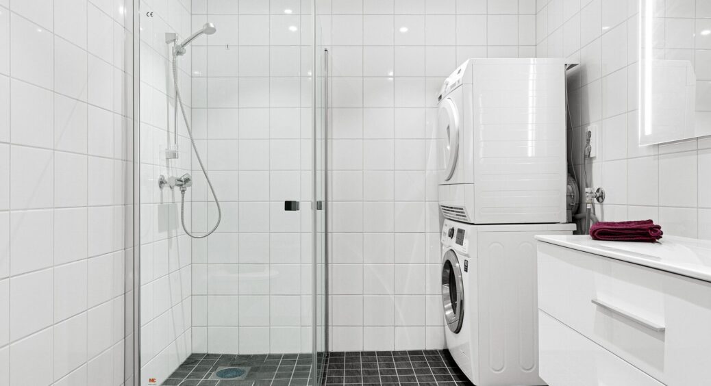 Тепер мию душову кабіну лише таким методом: 0 хімії та без провітрювання – 1 найпростіший трюк від покоївок 