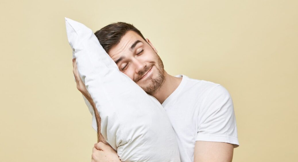 Як спати по 5 годин та висипатися? Метод, який використовують космонавти: користуюся, коли “горять дедлайни” 