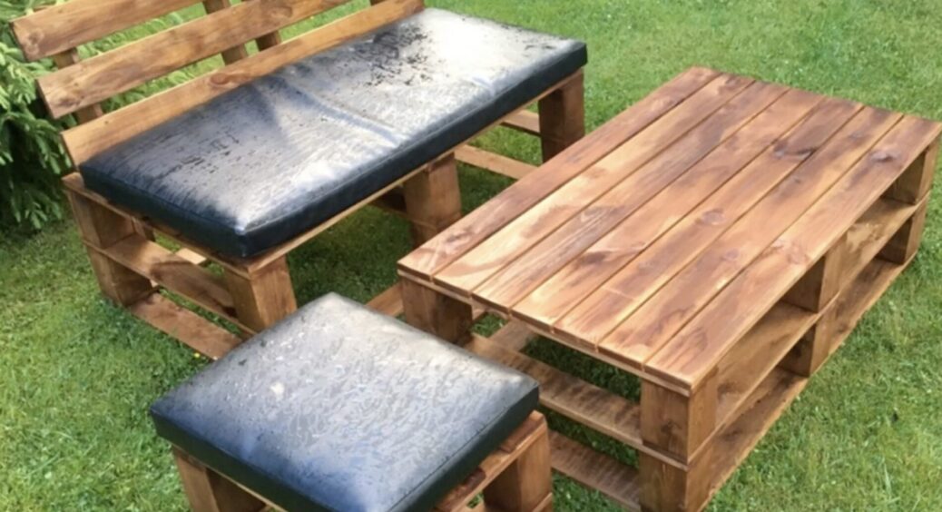 Покрила цим 1 водовідштовхувальним засобом садові меблі: тепер вода стікає краплями, і дерево не розбухає 