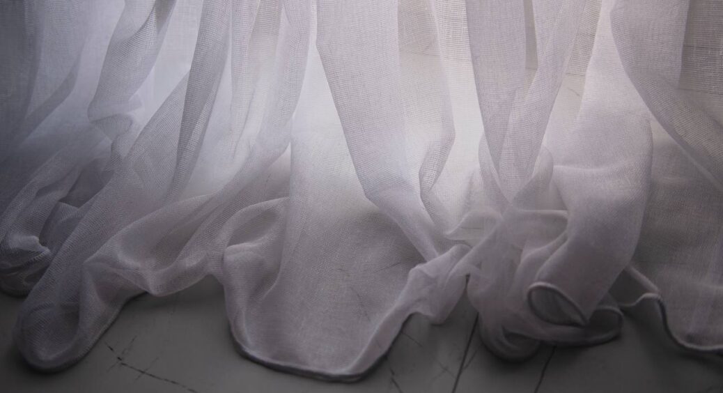 Обирала мамі штори в подарунок, а продавчиня пробовкнулась: 1 засіб, який пере старий тюль до білосніжності 