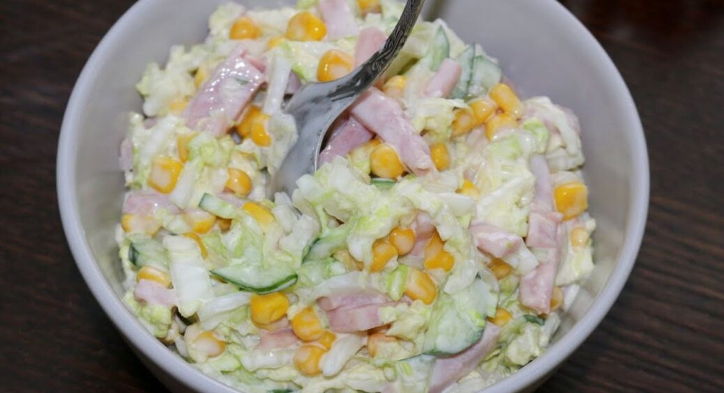 Готую цей простий салат з кукурудзи та курячого філе і збираю купу компліментів: смачний та дешевий 