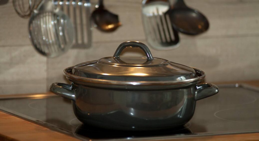 Проблема, про яку не говорять: перестала зберігати каструлі разом із кришками саме через це. Ніхто не знав 