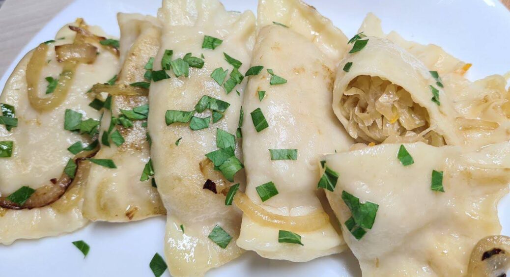 Баба Оля сказала, чому вареники рвуться під час варіння: що додати в тісто, щоб вони виходили ніжні та цілі 