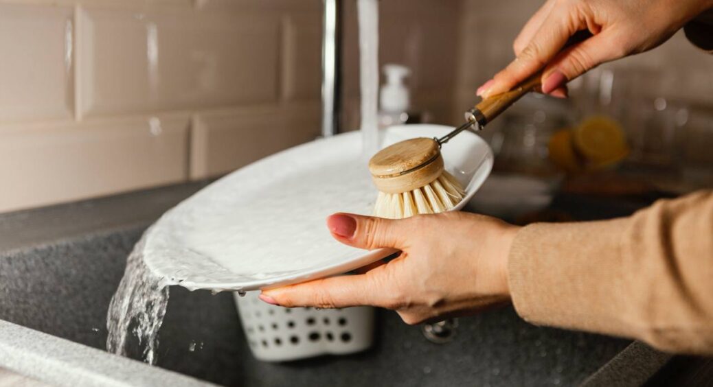 3 продукти з кухні, які замінять дорогий засіб для миття посуду: платите копійки – а результат на 1.000.000 
