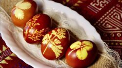 Експерти розповіли, як фарбувати яйця в лушпинні цибулі з рослинними візерунками 