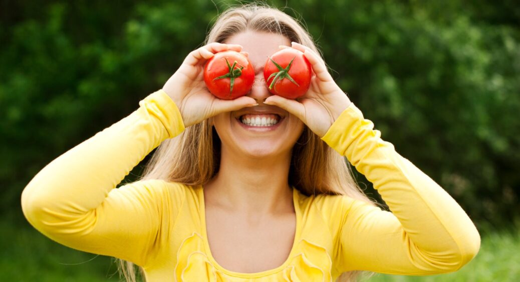 Помідори й полуниця мають багато спільного – і це не лише про “ягоди”: 2 добрива, від яких вони пруть у ріст 