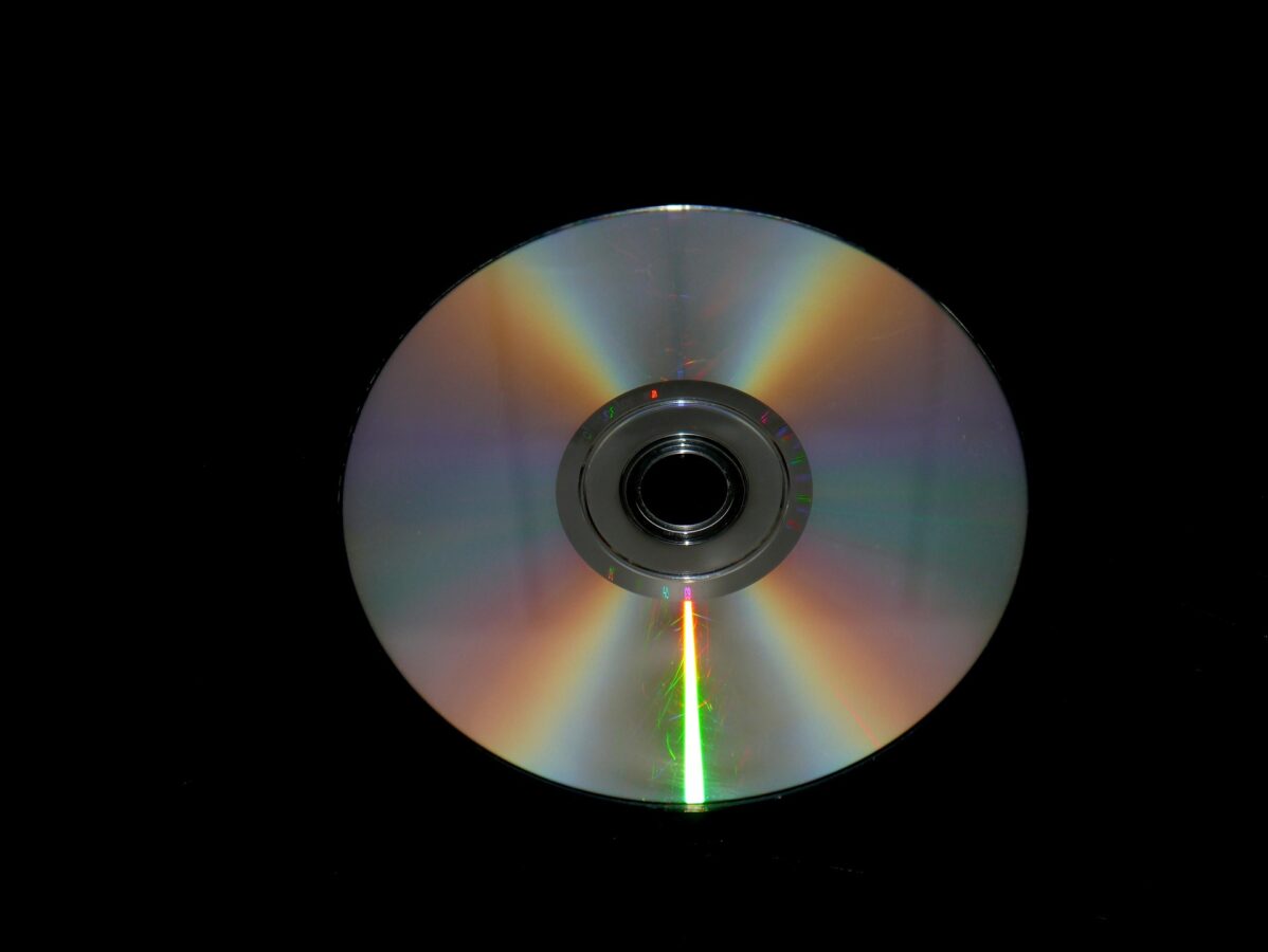 Експерти розповіли про користь CD-дисків у побуті та на садовій ділянці – знадобляться всюди