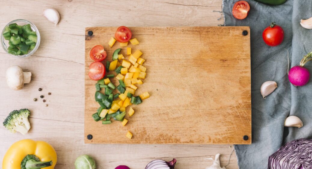 Старі кухонні дошки знову чисті і не “тхнуть”: 1 лайфхак, якому навчила колишня свекруха – за це їй вдячна 