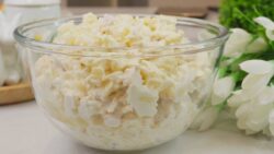 Шеф-кухарі розповіли, як приготувати салат з куркою, сиром, яйцем та часником 