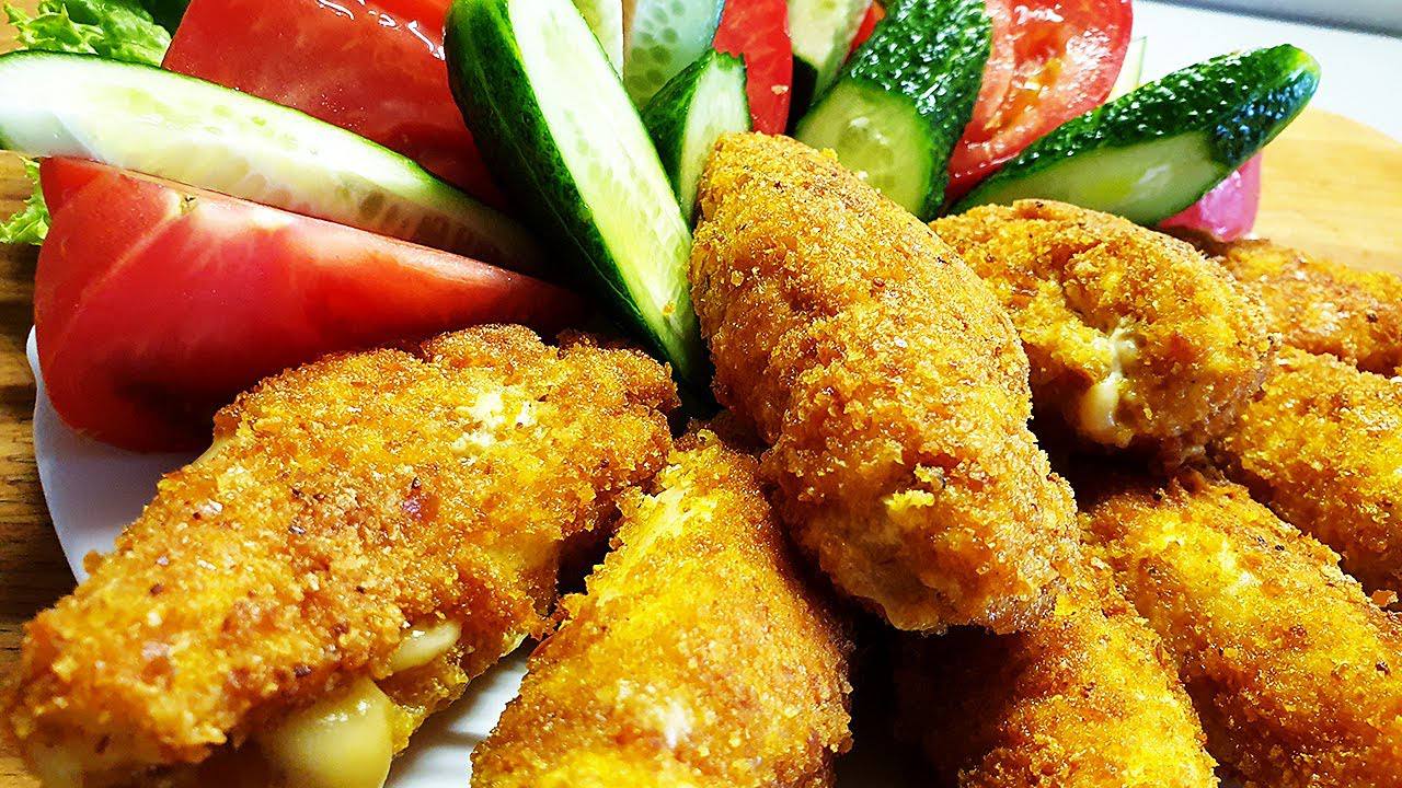 Шеф-кухарі поділилися простим рецептом курячих нагетсів з шинкою та сиром