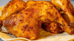Шеф-кухарі розповіли, як приготувати запечені курячі стегенця зі сметаною 
