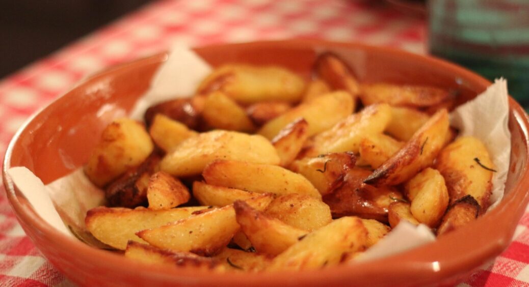 Тільки не олія! На чому потрібно смажити картоплю, аби серединка була м’яка, а скоринка – хрустка: 1 продукт 