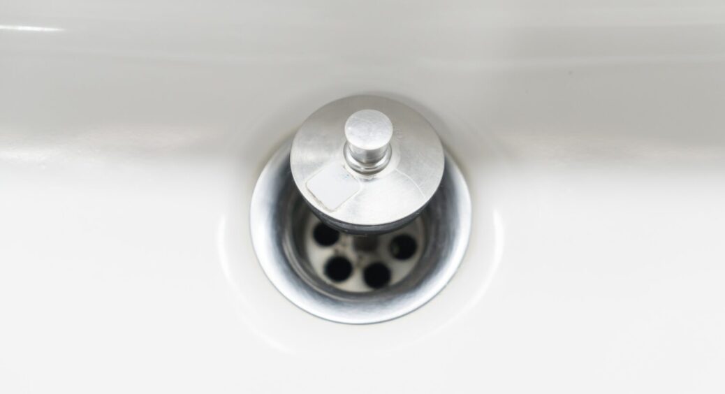 Вода стояла мертвим грузом: відкрутила сифон, промила – і раковина “задихала на повні груди” за 5 хвилин 