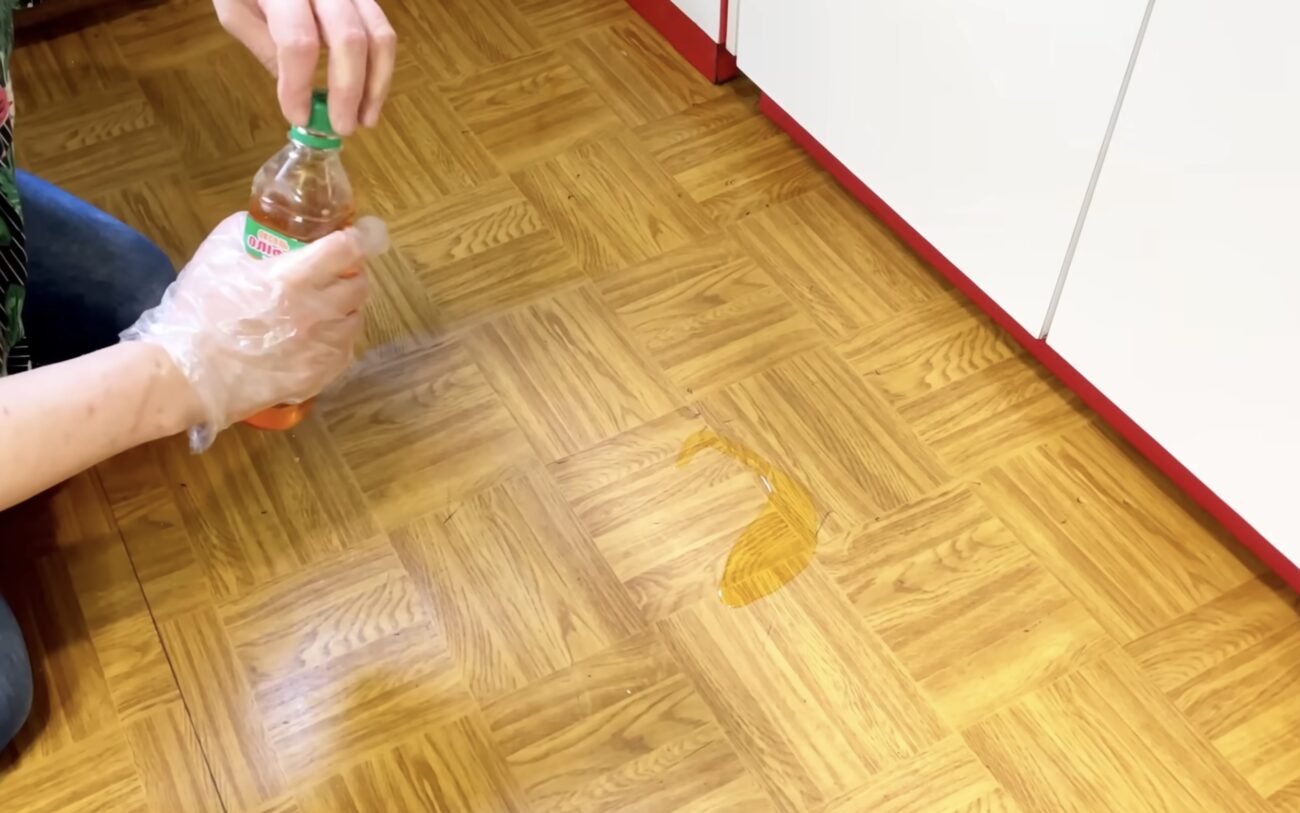 Експерти розповіли, як оновити покриття лінолеуму власноруч Експерти розповіли, як оновити покриття лінолеуму власноруч