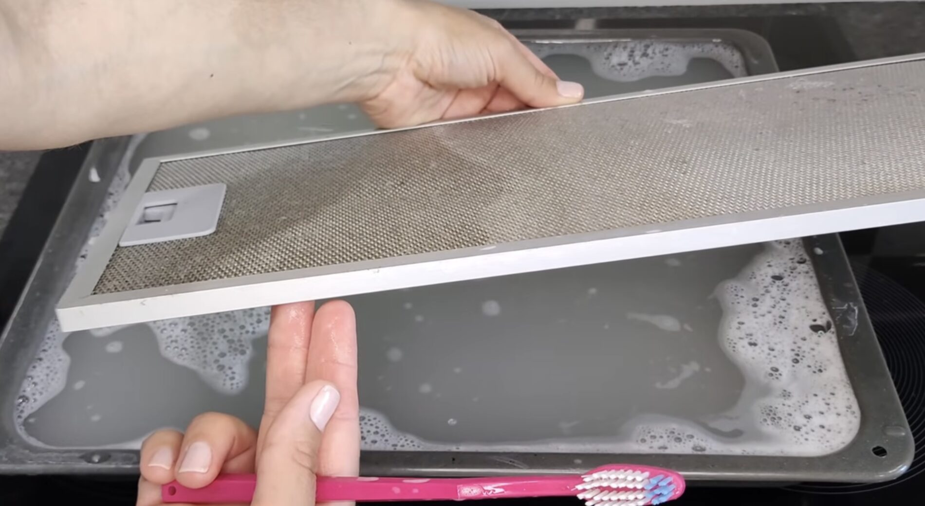 Господині розповіли, як швидко прибрати жирний наліт з витяжки на кухні