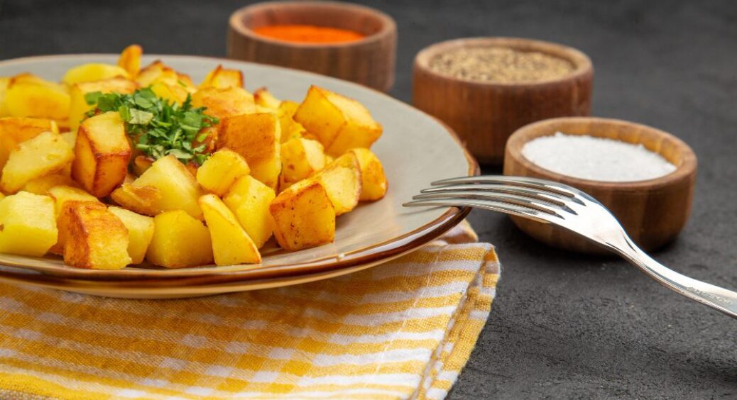 З цим 1 інгредієнтом звична картопля перетворюється на “мішленівський” шедевр: рецепт смачної вечері 