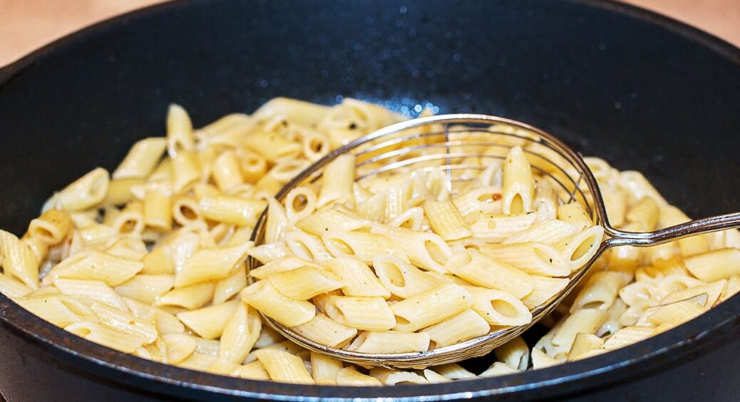 Кладу 1 ложку в окріп для макаронів – і вони не злипаються взагалі: трюк шефа, який працює завжди 