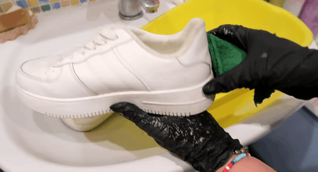 Як відмити біле взуття без хімії восени: спосіб із зубною пастою, який реально працює і не шкодить тканині 