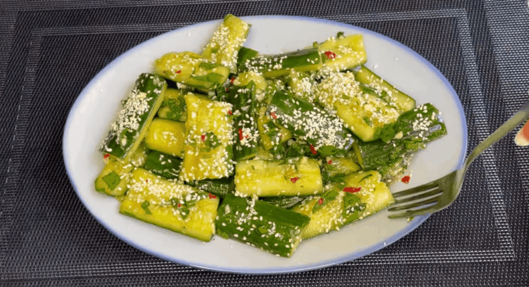 Рецепт простий, як двері, а ефект — вау! “Відлупцьовані огірки”: гості не дякують, бо зосереджено хрумтять 