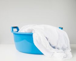 Пожовклі білі речі не викидаю! Відбілюю їх цим бабусиним способом – і вони знову сяють білосніжною чистотою 