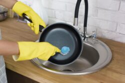Покоївки розповіли, як швидко очистити стару сковорідку від будь-яких забруднень 