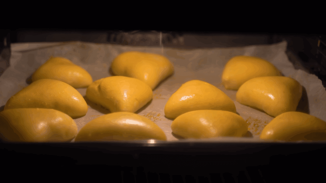 Кулінари розповіли, як приготувати смачні й ніжні пиріжки до столу, як у дитинстві
