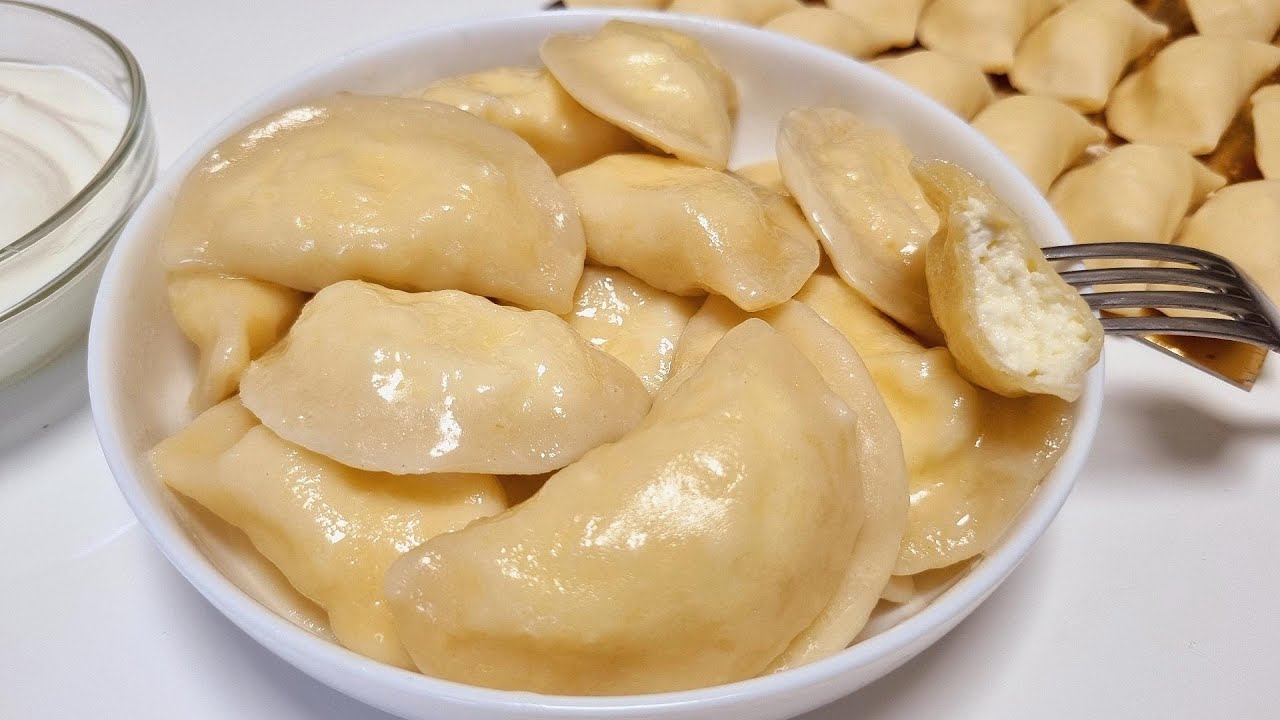 Кулінари розповіли, як приготувати ніжне тісто на вареники й пельмені, аби воно не рвалось