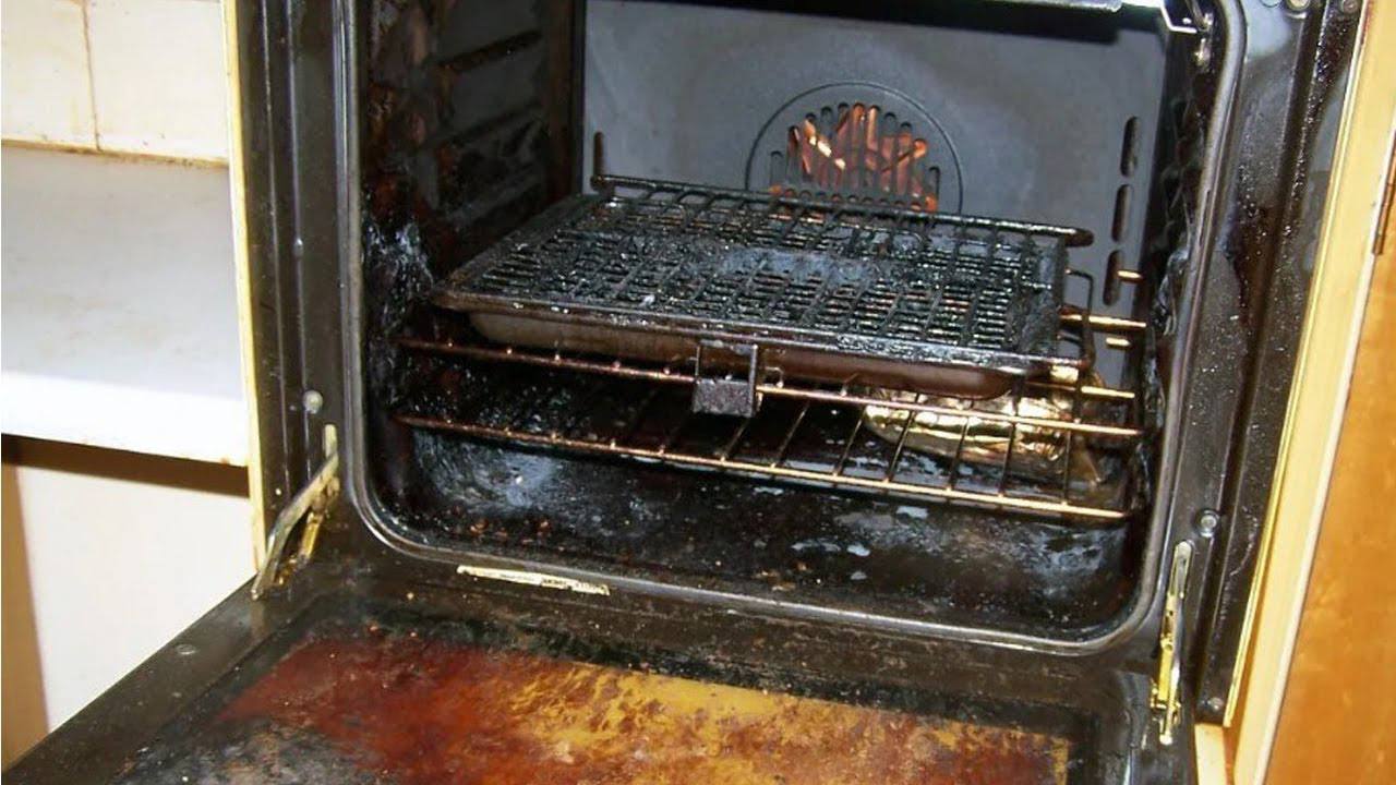 Розкриваю секрет неймовірно чистої духової шафи: ось чим я за лічені хвилини відмиваю жир та нагар