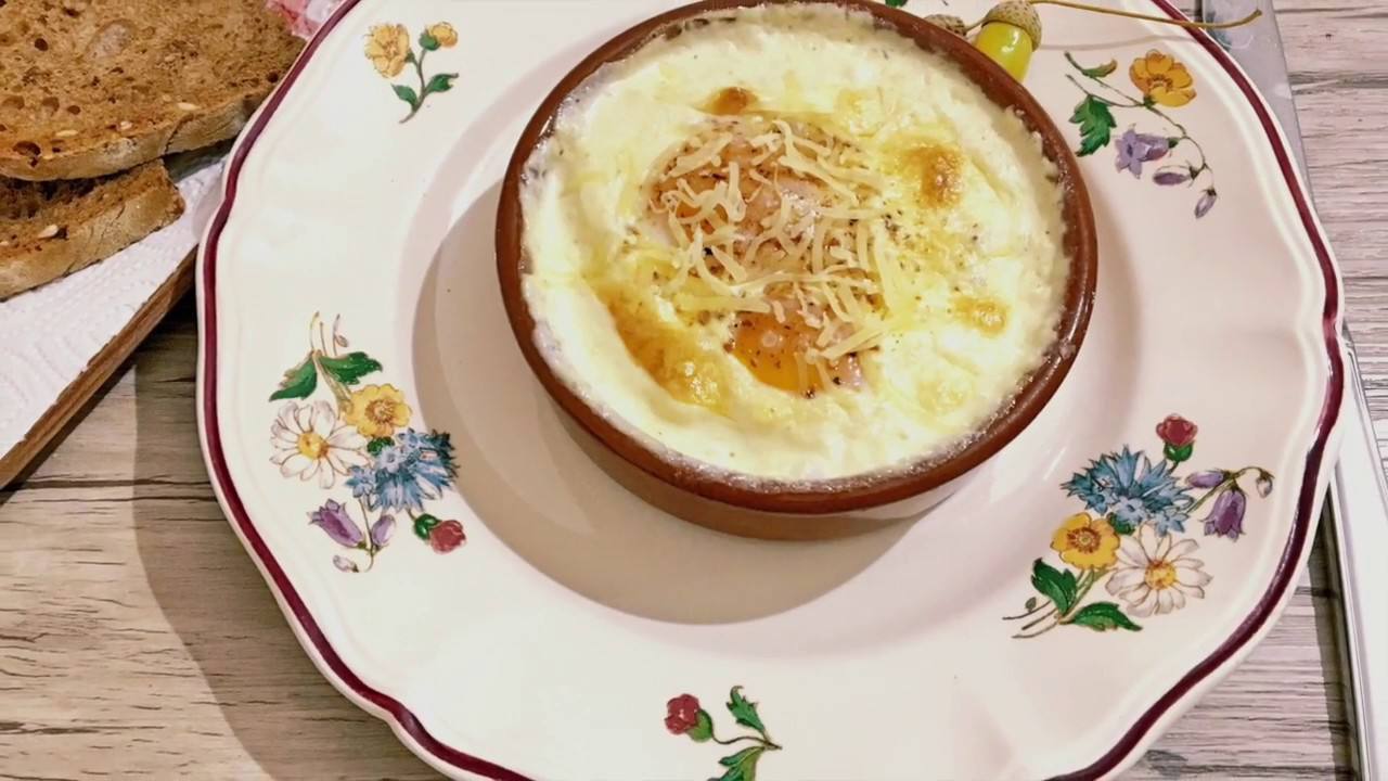 Шеф-кухарі розповіли, як приготувати запечені яйця з сиром та беконом