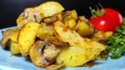 Кулінари розповіли, як приготувати смачну картоплю з грибами без сковорідки 