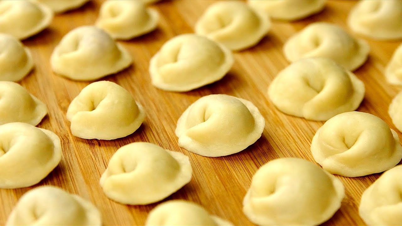 Кулінари розповіли, як приготувати ніжне тісто на вареники й пельмені, аби воно не рвалось