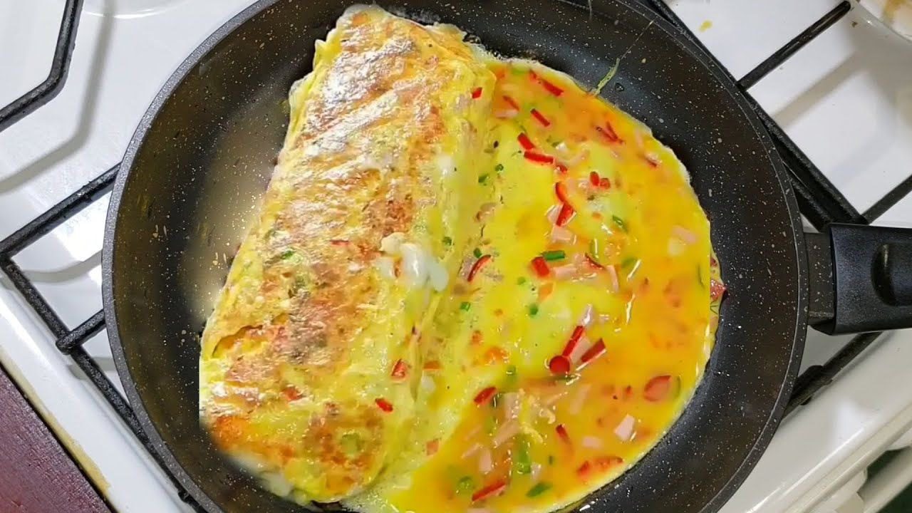 Кулінари розповіли, як приготувати смачний яєчний рулет на сковороді