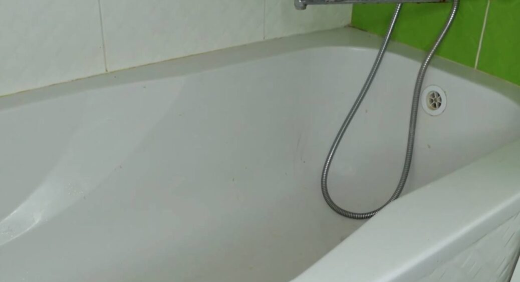 Розводжу 2 ковпачки у воді – і ванна як нова: 0 нальоту та іржі – сяє сліпучою чистотою навіть у темряві 