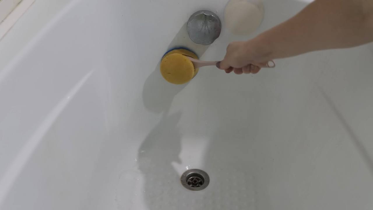 Покоївки розповіли, як швидко, просто та дуже бюджетно очистити ванну