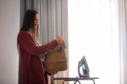 Господині розповіли, як попрасувати речі без праски 