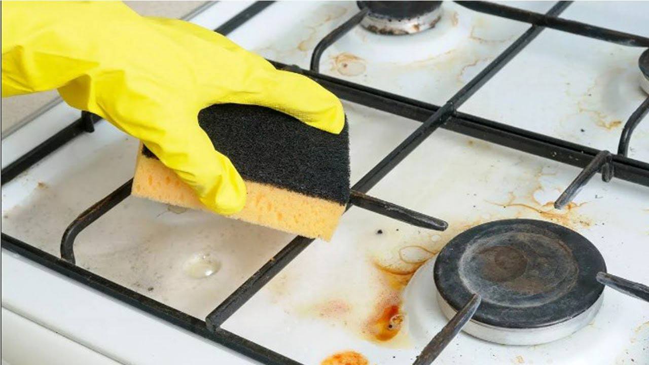 Господині розповіли, чим відмити чавунну решітку для газової плити