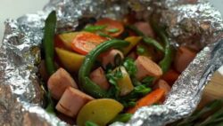 Кулінари розповіли, як приготувати смачні сосиски з овочами у фользі 